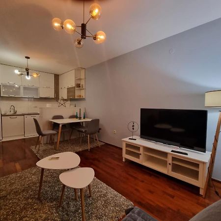 5 Star Apartment Podgorica Buitenkant foto