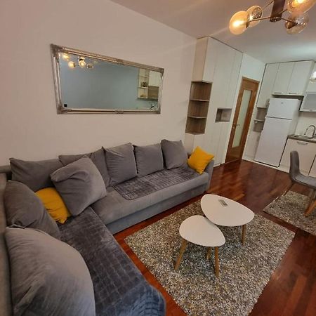 5 Star Apartment Podgorica Buitenkant foto