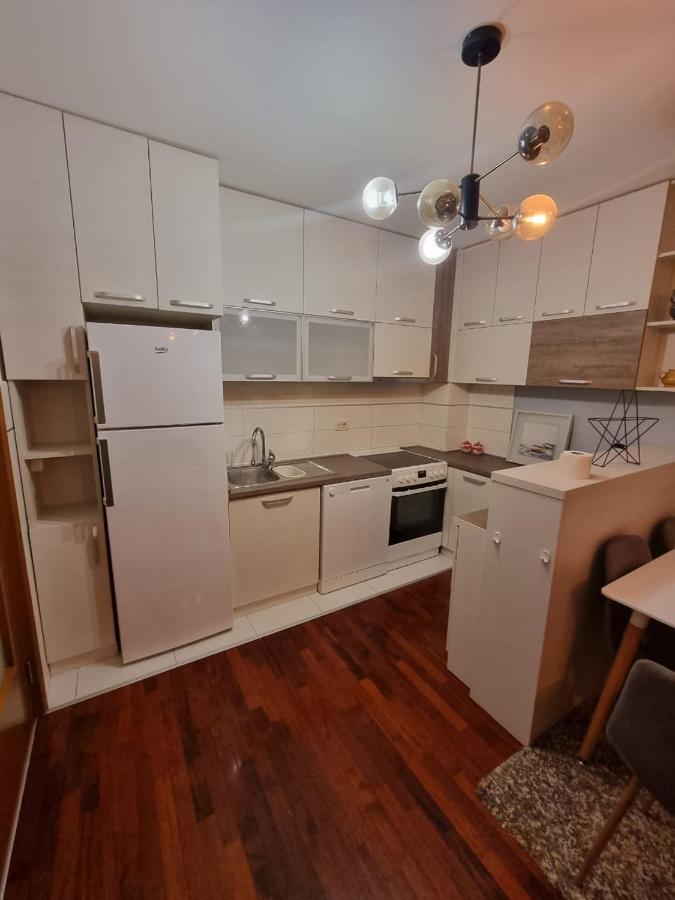 5 Star Apartment Podgorica Buitenkant foto