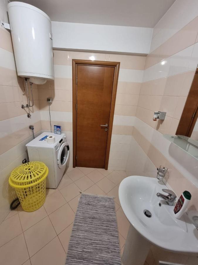 5 Star Apartment Podgorica Buitenkant foto