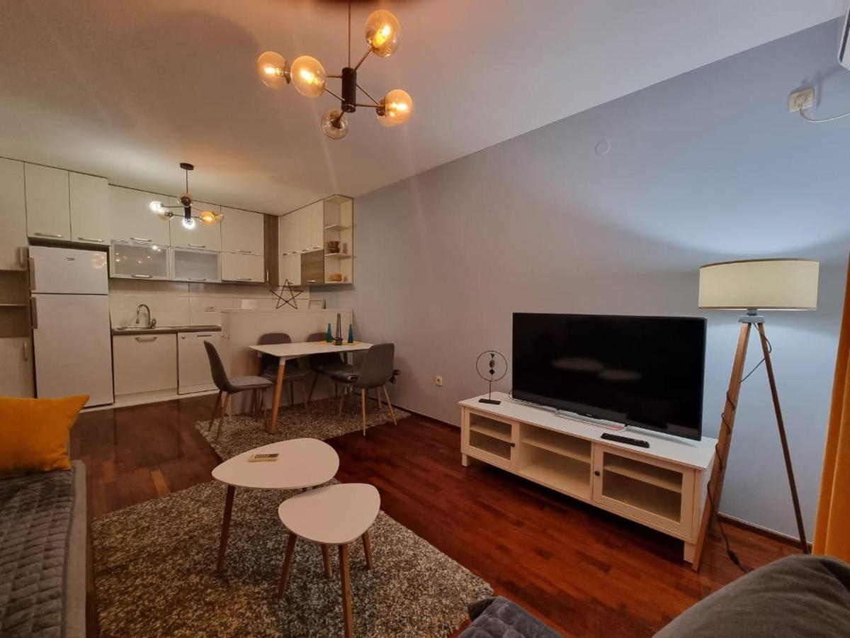5 Star Apartment Podgorica Buitenkant foto