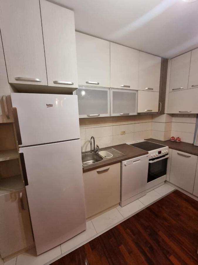 5 Star Apartment Podgorica Buitenkant foto